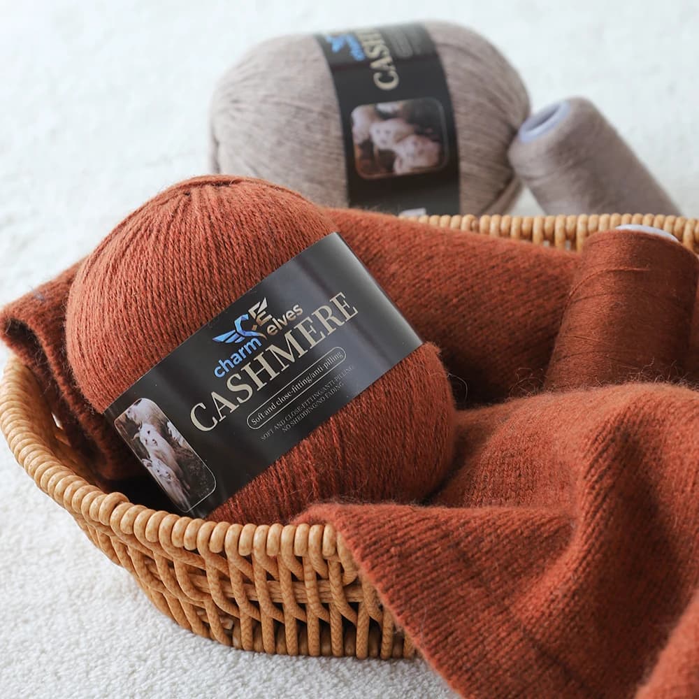 Filato misto lana cashmere e yak, disponibile in tinta unita e vari modelli, alla moda e confortevole, di fascia alta e strutturato, utilizzato per lavorare a maglia sciarpe, maglioni, scialli, tappeti, guanti e altri artigianali fatti a mano