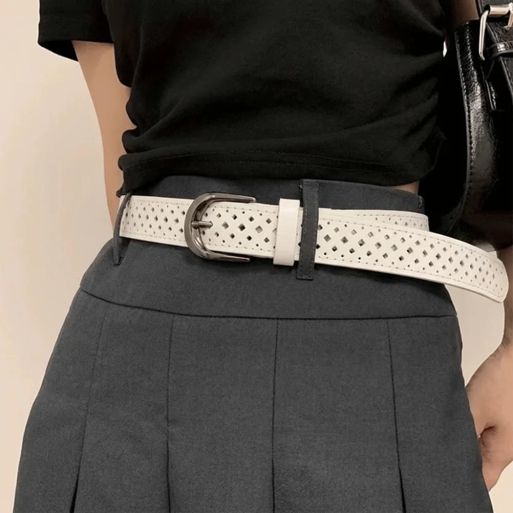 Cintura Regolabile Versatile in Pelle Traforata con Fibbia Semplice in Metallo, Accessorio per Vestiti