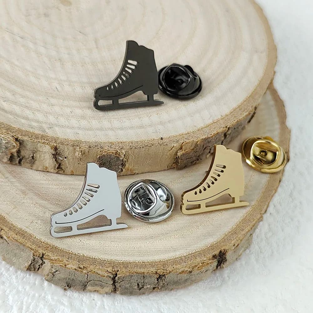 Spilla per costume in metallo. Spilla sportiva in acciaio inossidabile con superficie di ghiaccio per scarpe da pattinaggio, spilla con stemma universale, regalo squisito e compatto