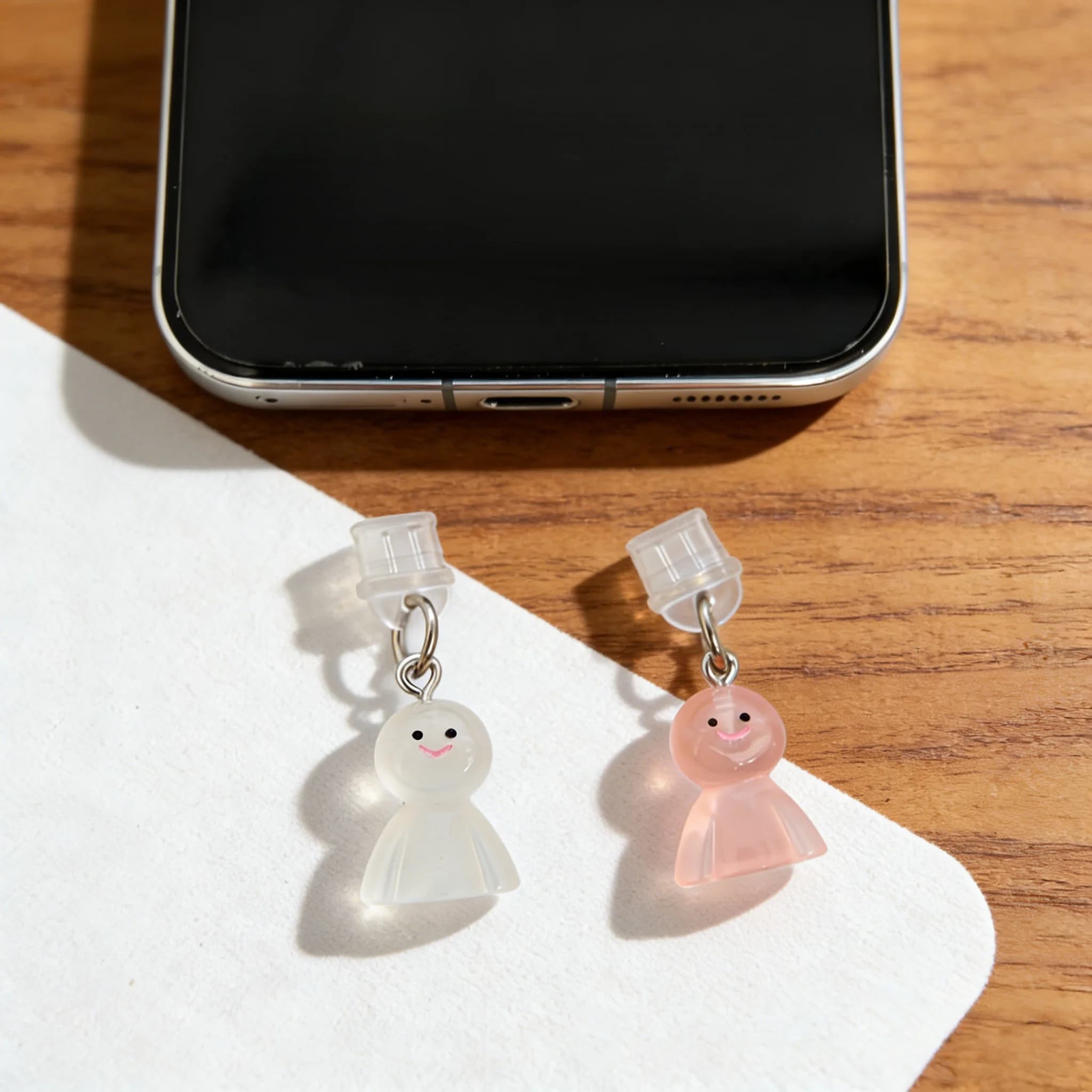 1 pezzo di tappo antipolvere per telefono Sunny-Day che porta buona fortuna, protegge la porta di ricarica, decora il telefono e previene la polvere, un piccolo regalo per telefono, adatto per iPhone e tipo C