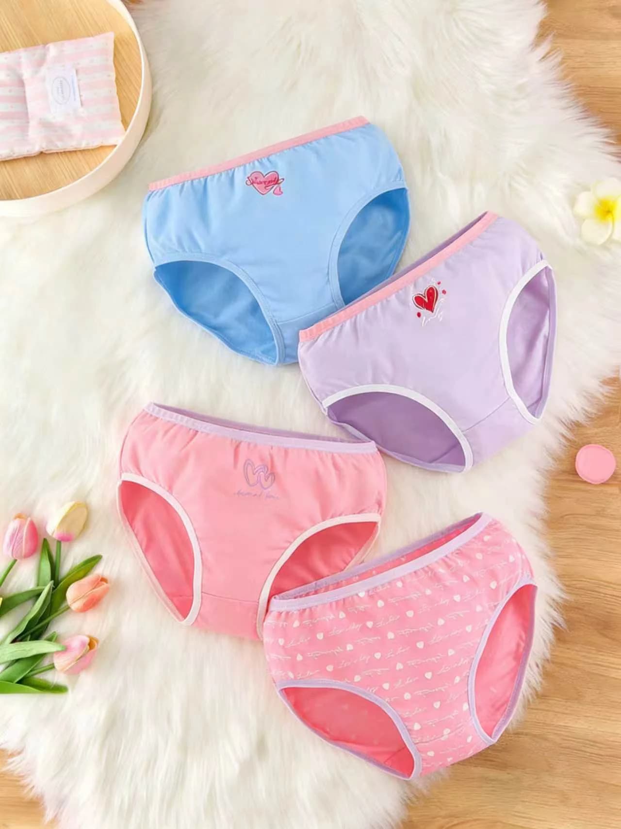 Confezione da 4 slip a triangolo per ragazze con stampa a cuore, delicati sulla pelle e traspiranti