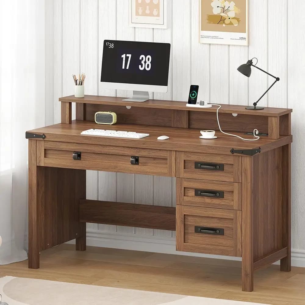 Scrivania direzionale Armhouse con 4 cassetti, scrivania per computer da 47 pollici con prese di corrente, scrivania per ufficio domestico con supporto per monitor e 4 cassetti