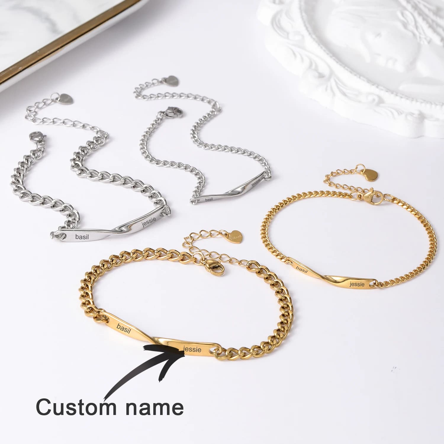 Bracciale con nome personalizzato Bracciale con lettera ad anello infinito inciso Nome inciso Bracciale in acciaio inossidabile placcato oro 18 carati Regalo per lei