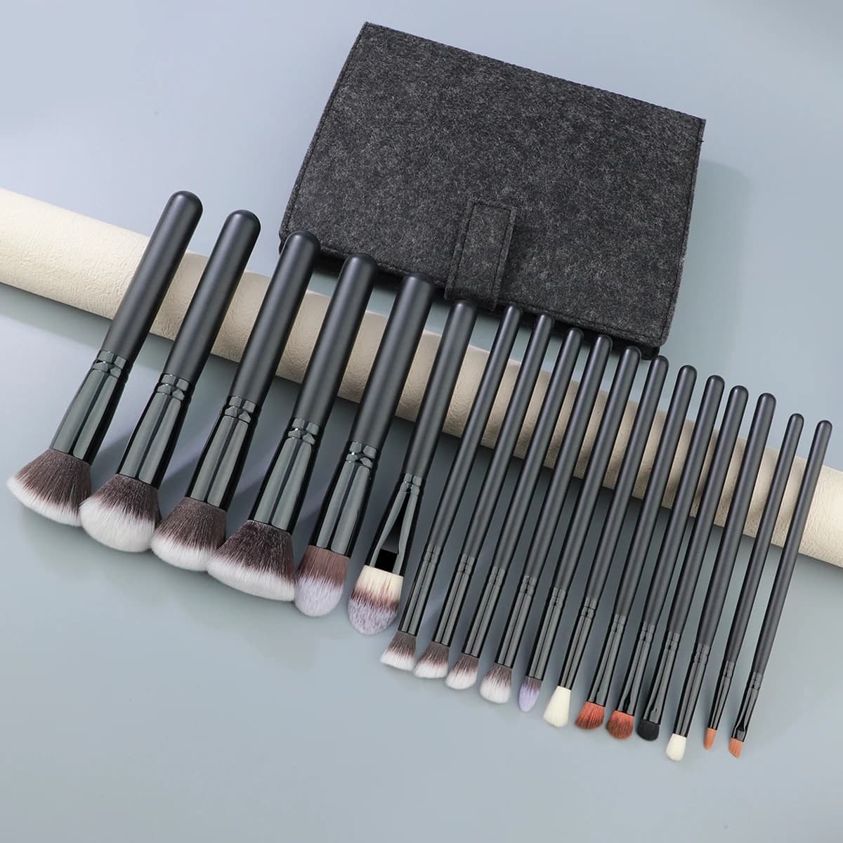 18 pennelli per trucco con organizer per pennelli cosmetici in velcro, testine per pennelli multifunzionali, fornito con una squisita custodia, trucco E