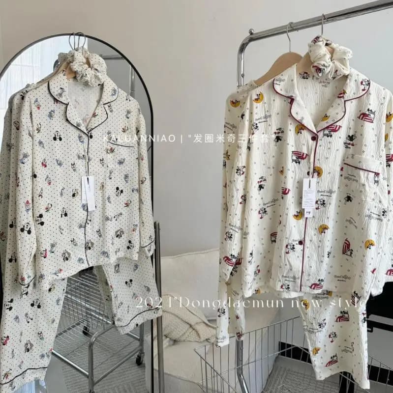 Set Pigiama Mickey 3 Pezzi Stampa Stelle Crema Colletto con Bordi Rossi Bottoni Rossi Tessuto Confortevole Casual Stile Y2K Moda Loungewear