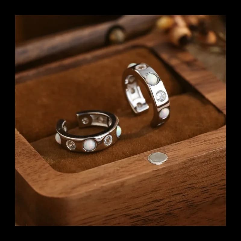Orecchini semplici ed eleganti con opale bianco intarsiato Cerchio in argento sterling S925 Gioielli versatili con temperamento di fascia alta