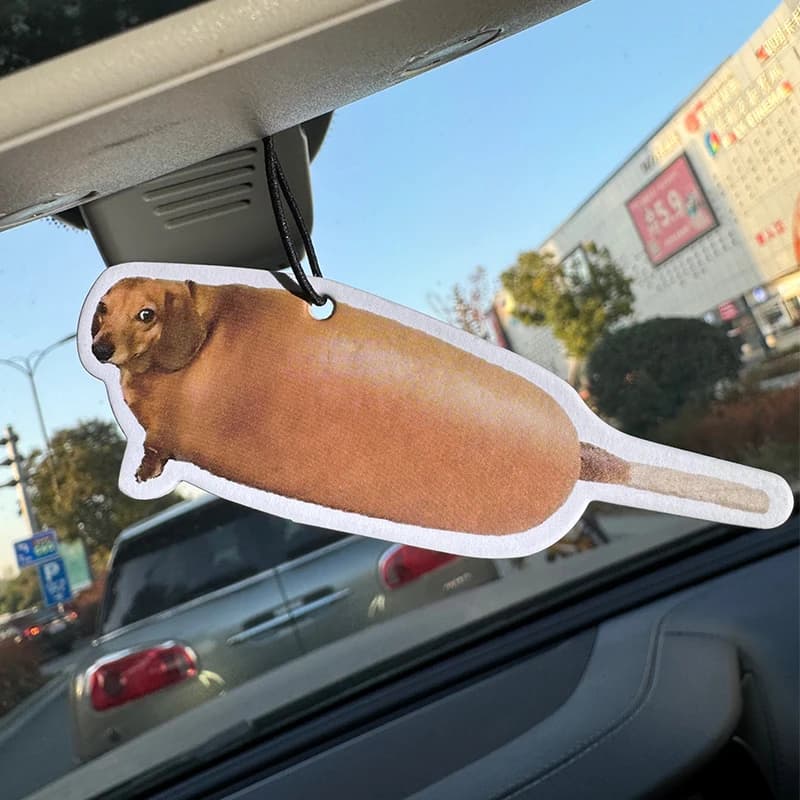 Hilton (Hotel Scent) Corn Dog è un deodorante per auto molto divertente e divertente a tema cane | Ciondolo specchietto retrovisore e clip di sfiato a doppio scopo | Compresse per aromaterapia in materiale naturale | Fragranza duratura per 90 giorni | Non alcoolico | Non ha paura del sole | Progettato specifico per deodorare auto, armadi e bagni. | Modello di animazione dei cartoni animati | Unisex | Fragranza di lusso |