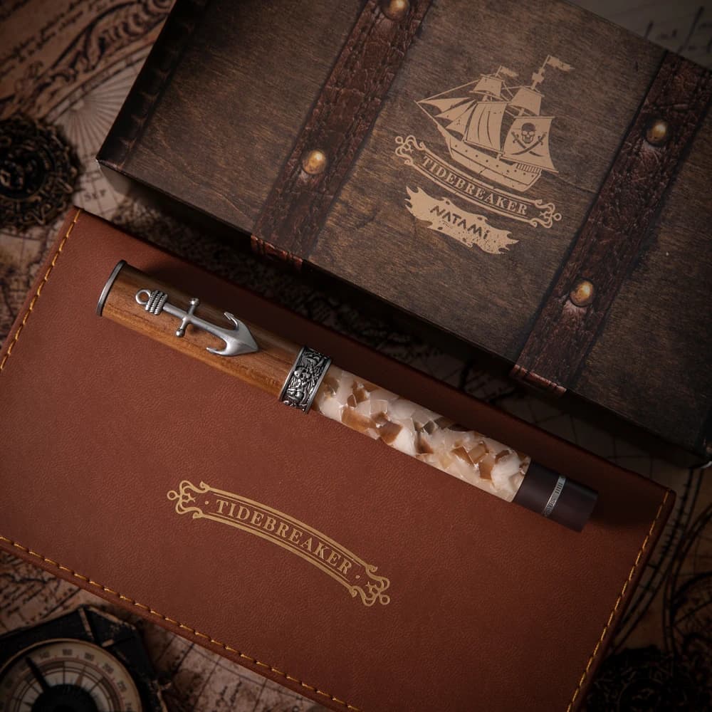 Penna Stilografica Natami con Pennino Fine, Scrittura Fluida, Serie Pirata, Fusto in Legno, Finiture in Rame, Confezione Regalo