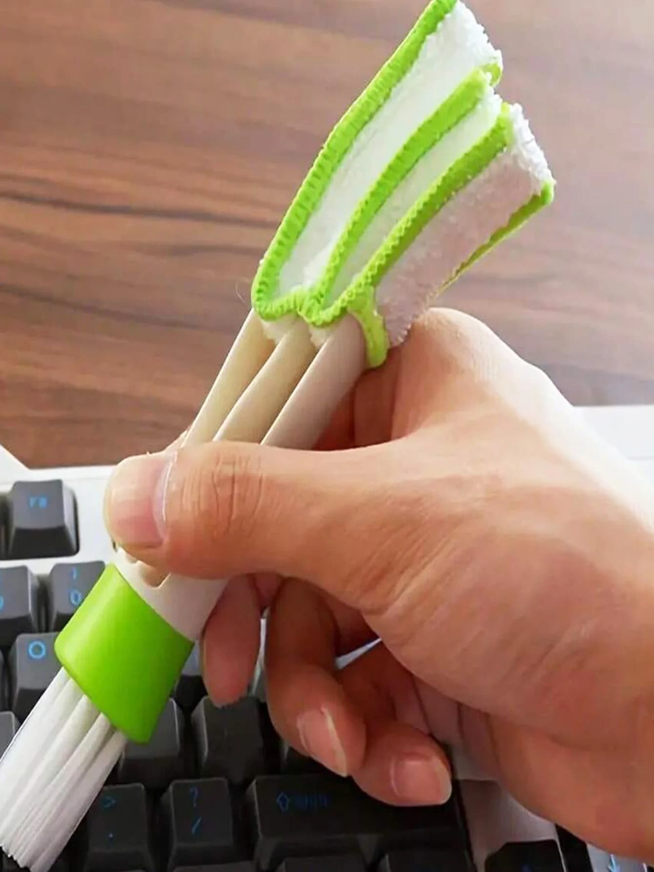Spazzola per la pulizia antipolvere a doppia testa, bianca e verde, 17 cm, multifunzionale, rimuovi polvere portatile, ideale per bocchette dell'aria dell'auto, finestre, casa, ufficio, pulizia quotidiana