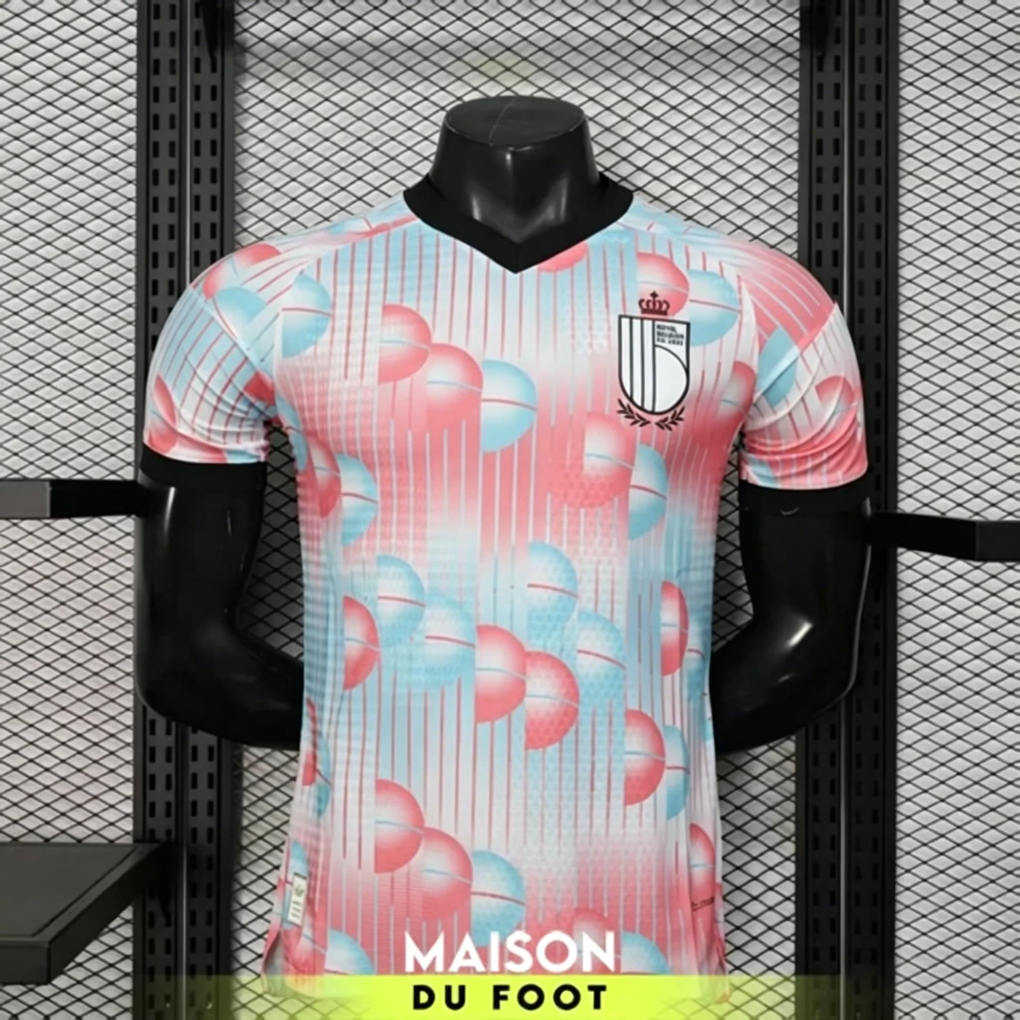 Maglia Away Stile Belgio 2026 con Design Astratto Ispirato a Magritte, Rosa e Blu, per Tifosi di Calcio, Streetwear e Partite