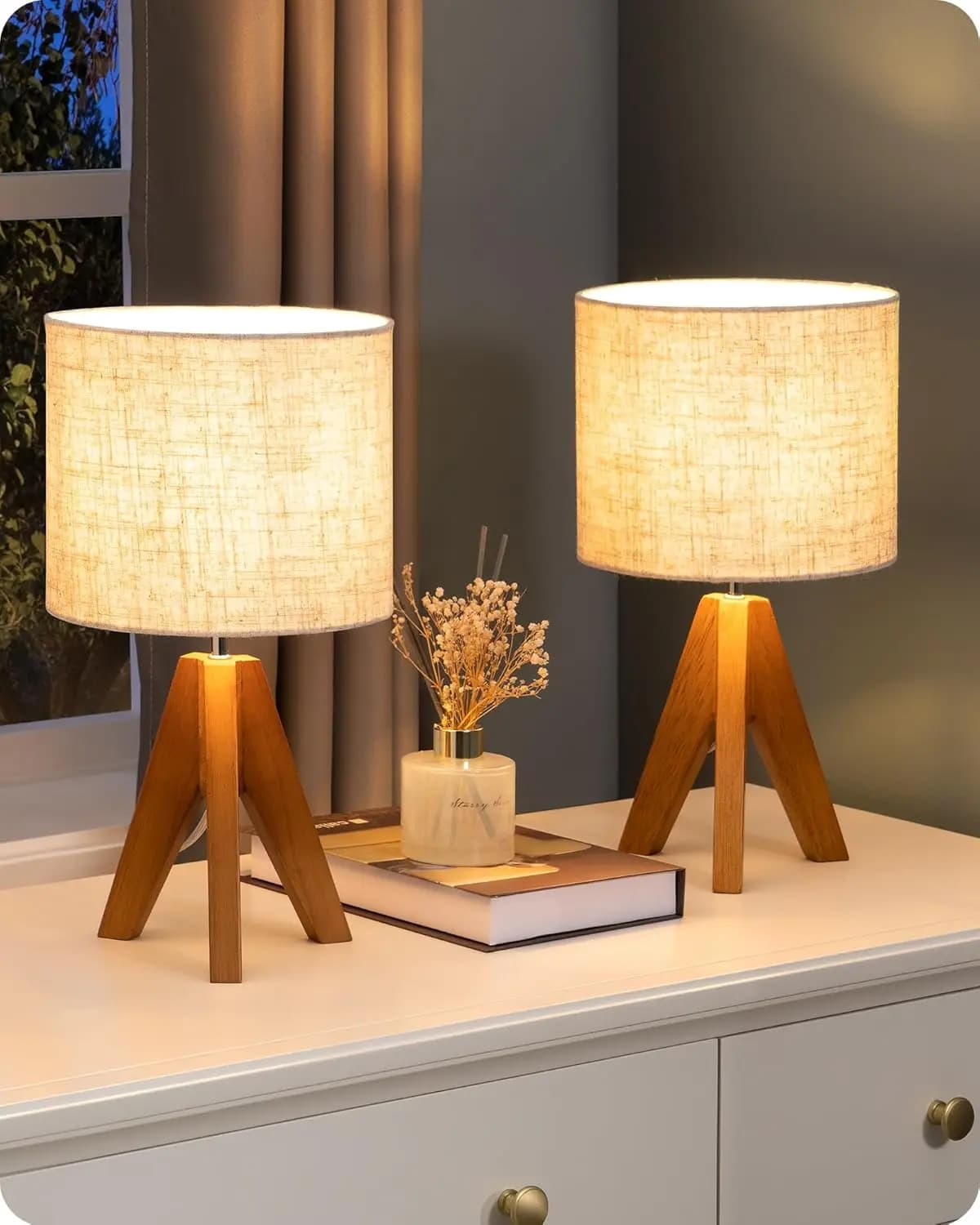 Lampada da Tavolo Piccola, Lampada da Comodino con Treppiede in Legno e Paralume in Tessuto di Lino, 36 cm, per Camera da Letto, Soggiorno, Ufficio, Confezione da 2