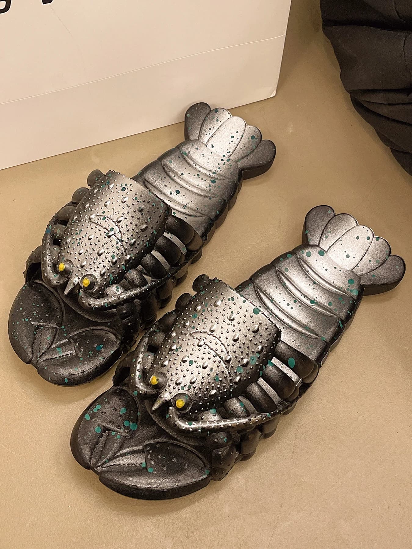Pantofole in plastica da uomo, divertenti pantofole con aragosta in cartone animato, nuovo stile versatile alla moda estiva da uomo, formica estiva per interni per la casa degli studenti