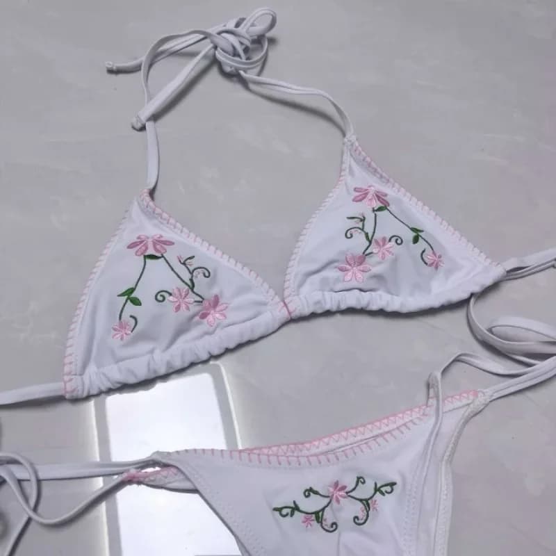 Costume da Bagno Estivo Y2K con Finiture Rosa e Spalline Regolabili, Set Bikini Bianco con Ricami Floreali per Donna