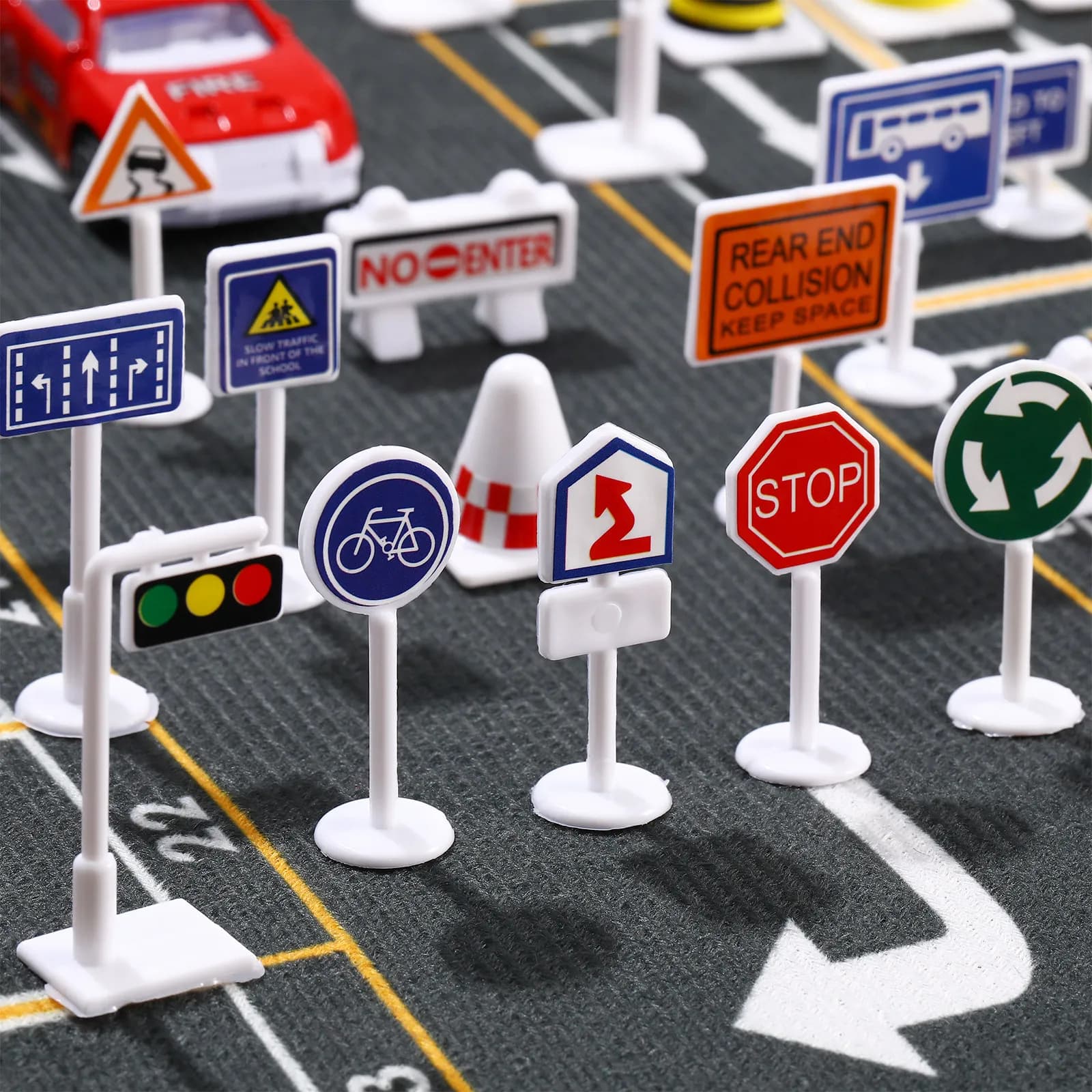 Segnali Stradali Giocattolo per Bambini, Set da 56 Pezzi con Modelli di Segnali Stradali e Bloccature, Gioco Educativo per Bambini, Accessori per Gioco di Ruolo Divertente