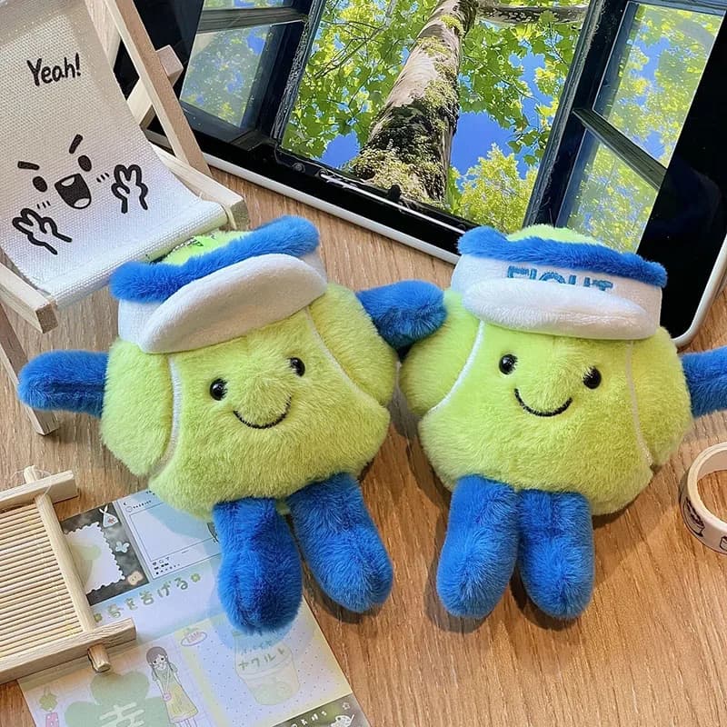 Portachiavi in peluche a forma di pallina da tennis, morbido ciondolo a forma di palla sportiva, adorabile peluche da tennis sorridente con design a visiera parasole, ideale come regalo