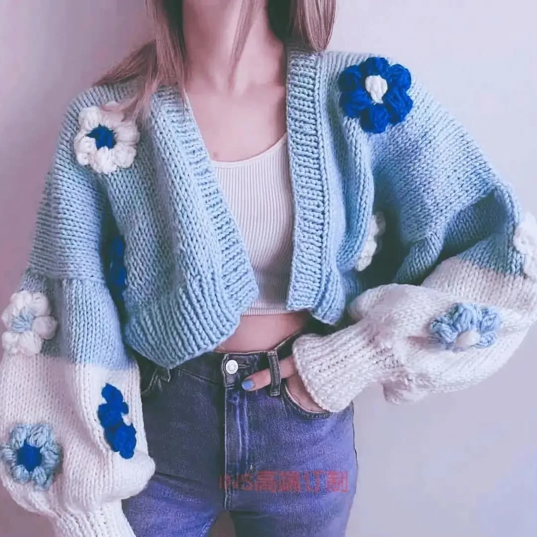 Maglione cardigan in mohair azzurro, top corti, fiore grande con gancio a fiore, maniche a palloncino, maglieria, spot, autunno 2024
