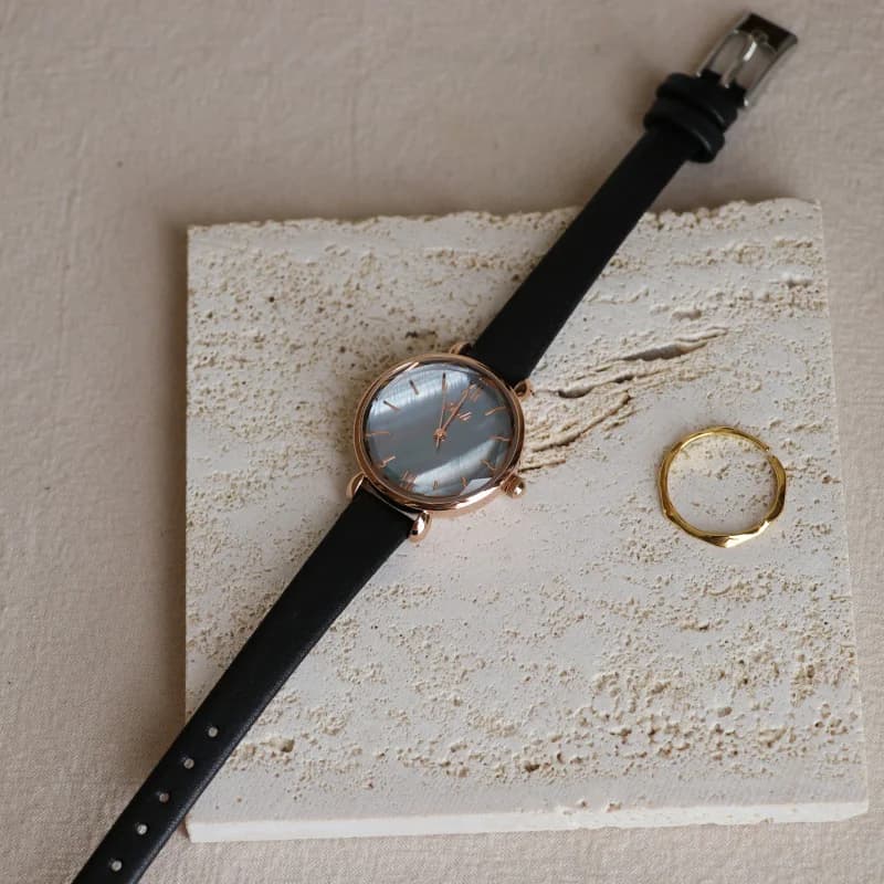 New Women'S Watch, Vintage And StylishSimple Round DialLeather Strap Quartz Movement Trendy WristwatchA Creative Gift For Women.