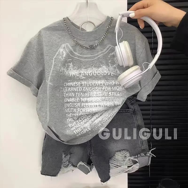 Nuovo Set Estivo 2026 per Ragazzi: Top in Cotone Grigio Stampato Stile Coreano + Pantaloncini in Denim Effetto Vissuto, Completo Top e Pantaloncini per Bambini