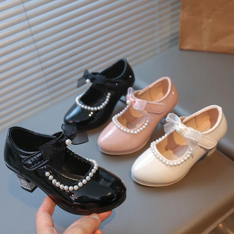 Scarpe Mary Jane in Pelle Verniciata per Bambine con Tacco, Fiocco con Perle, Strass e Cinturino in Velcro – Ideali per Feste e Spettacoli