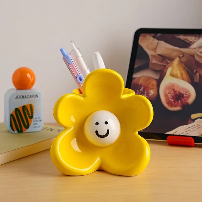 Flower-Shaped Smiley Face Ceramic Pen Holder—Office Desk Organizer,Decorative Item,Birthday Gift,Jingdezhen Ceramics