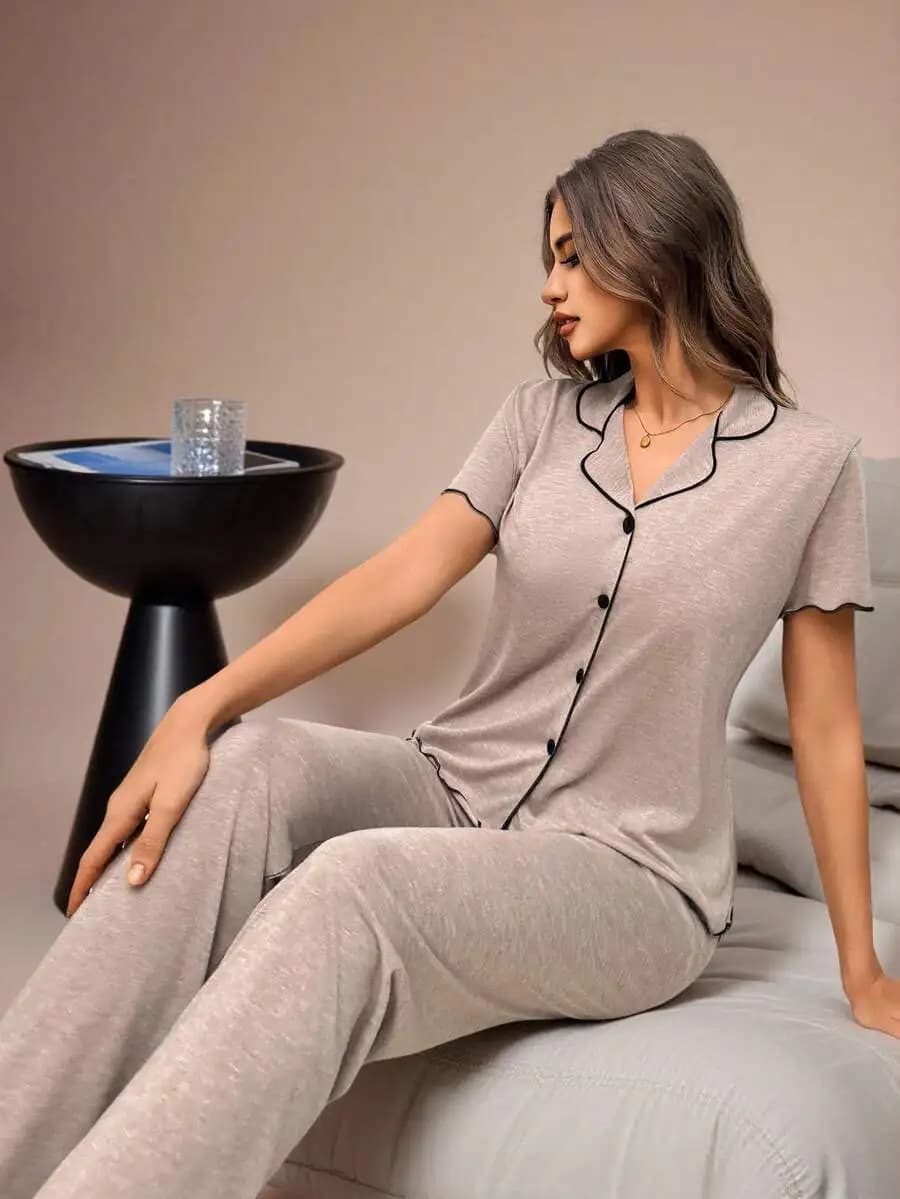Set pigiama da donna in maglia grigia con scollo a V e maniche corte con finiture nere