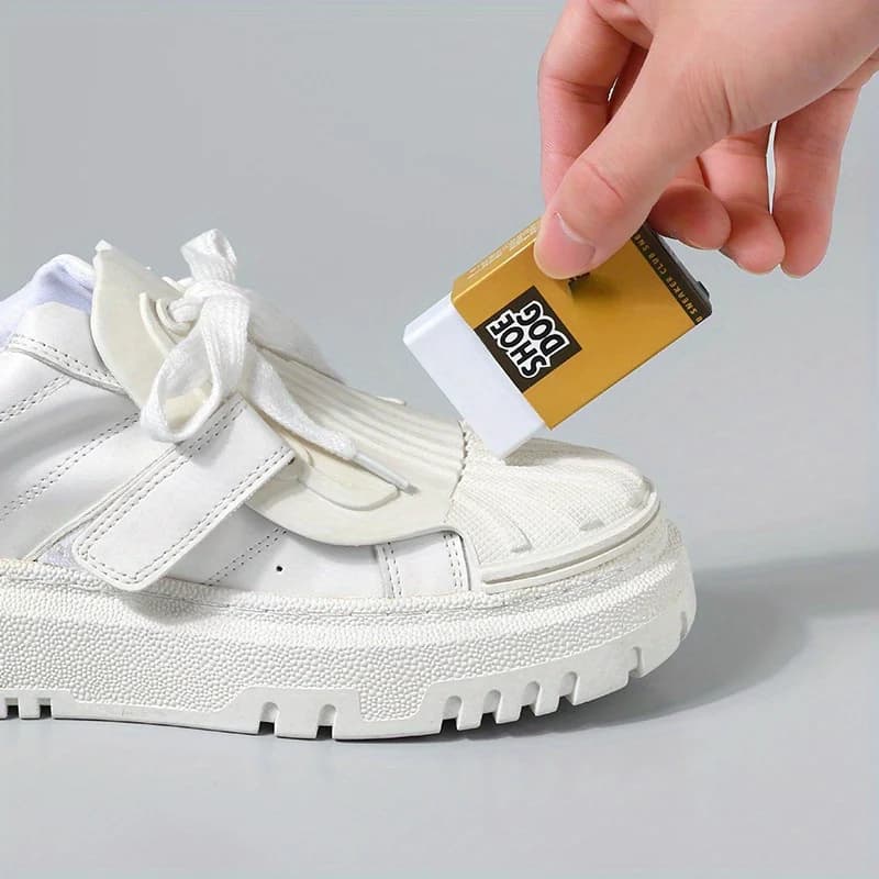 A portable cleaning wipe specifically designed for sneakers, gently wiping the black marks on the edges of the shoes to prevent water washing from causing the shoes to peel and oxidize. It is a small tool for daily shoe care and maintenance.