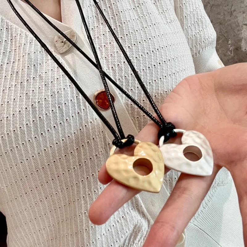 Catena per maglione con ciondolo con lucchetto d'amore opaco satinato cavo in corda di cera estraibile nera