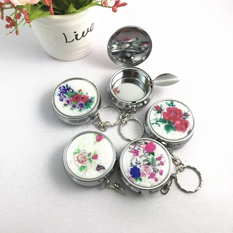 1PC Round Shape Ashtray Keychain Eco-friendly Portable Mini Cigarette Keychain Metal Alloy Pocket Smoke Ash Tray Random Color