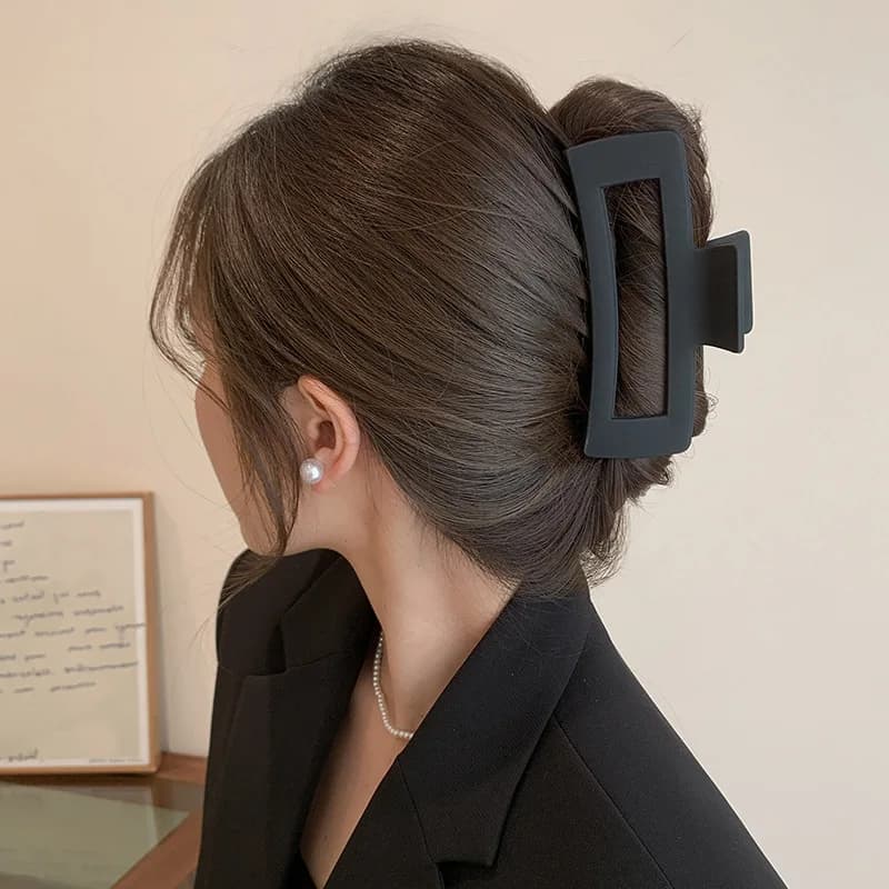 Fermagli per capelli neri geometrici quadrati da donna, fermagli a squalo in acrilico cavo, accessori minimalisti e versatili per l'acconciatura posteriore