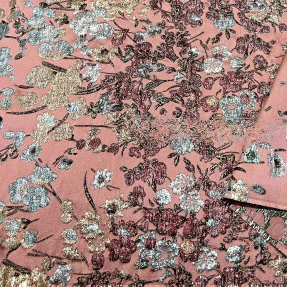Tessuto Jacquard Broccato Seta Dorata con Motivo Floreale Romantico, Tinto in Filo, per Abiti, Trench e Capi di Moda, Design di Marca Europea