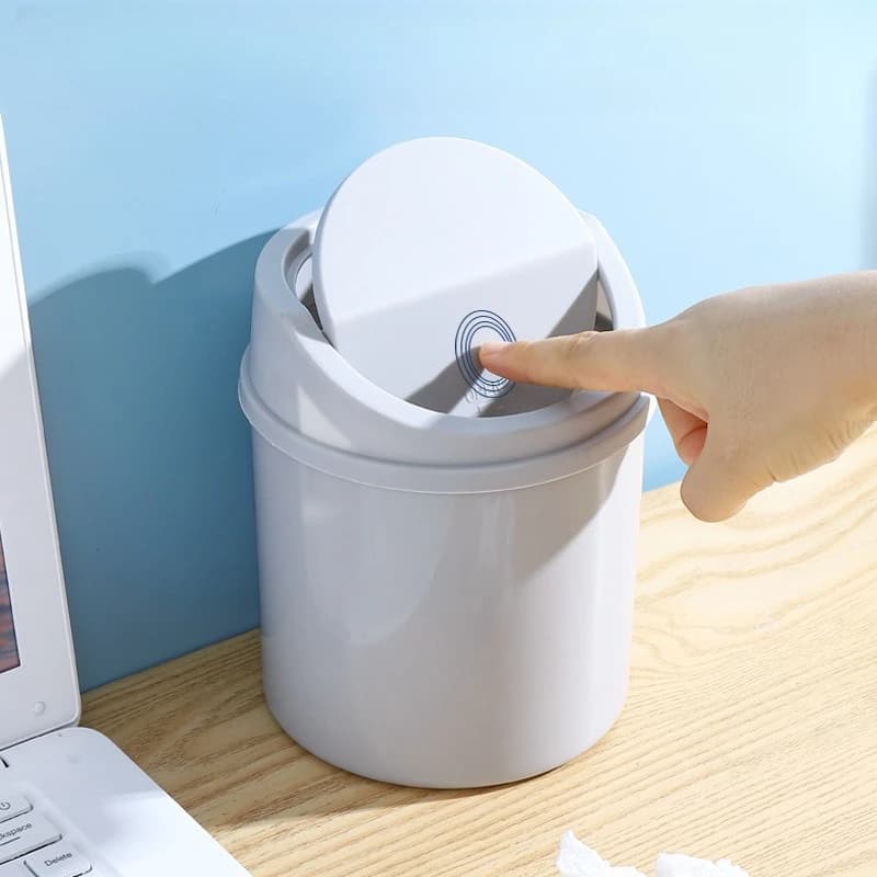 Mini bidone della spazzatura con coperchio oscillante in plastica Bidone della spazzatura da tavolo in stile europeo creativo per l'home office