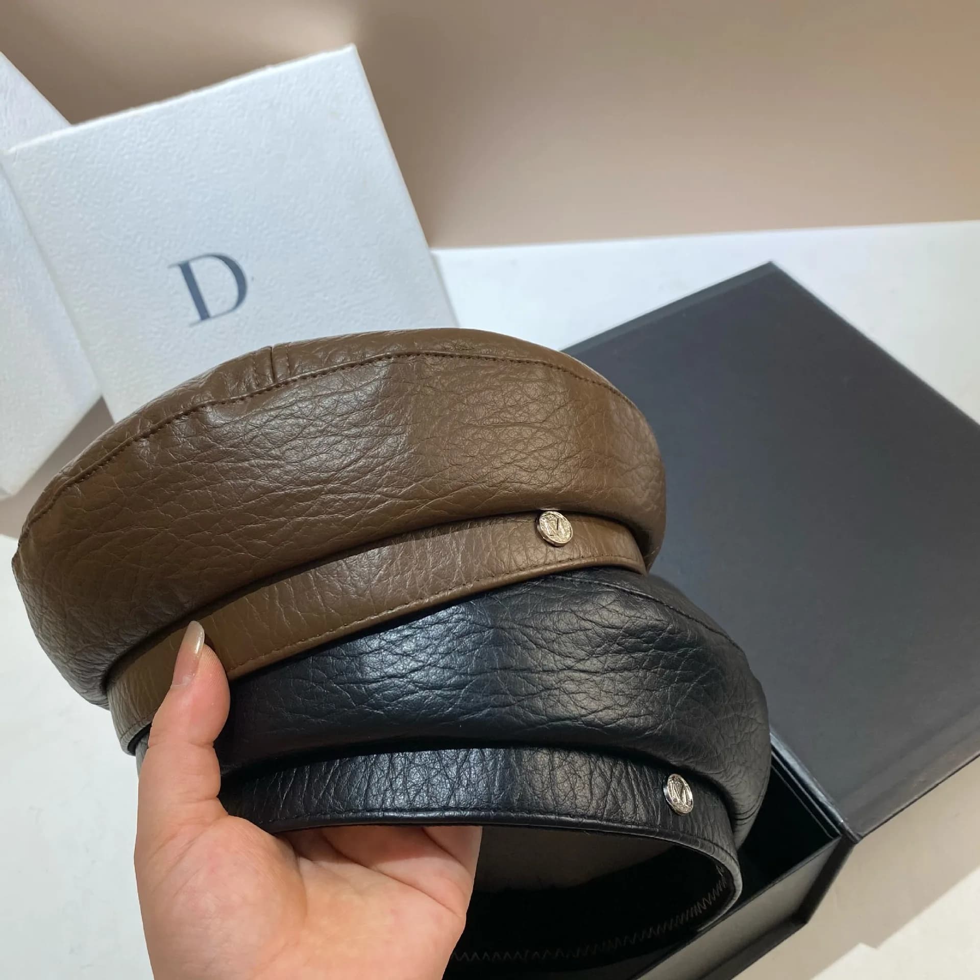 Berretti in pelle PU Berretti da donna Artista di moda Cappello da pittore Lettera M Berretti da donna Berretto ottagonale con parte superiore piatta Cappellini da donna All-Match