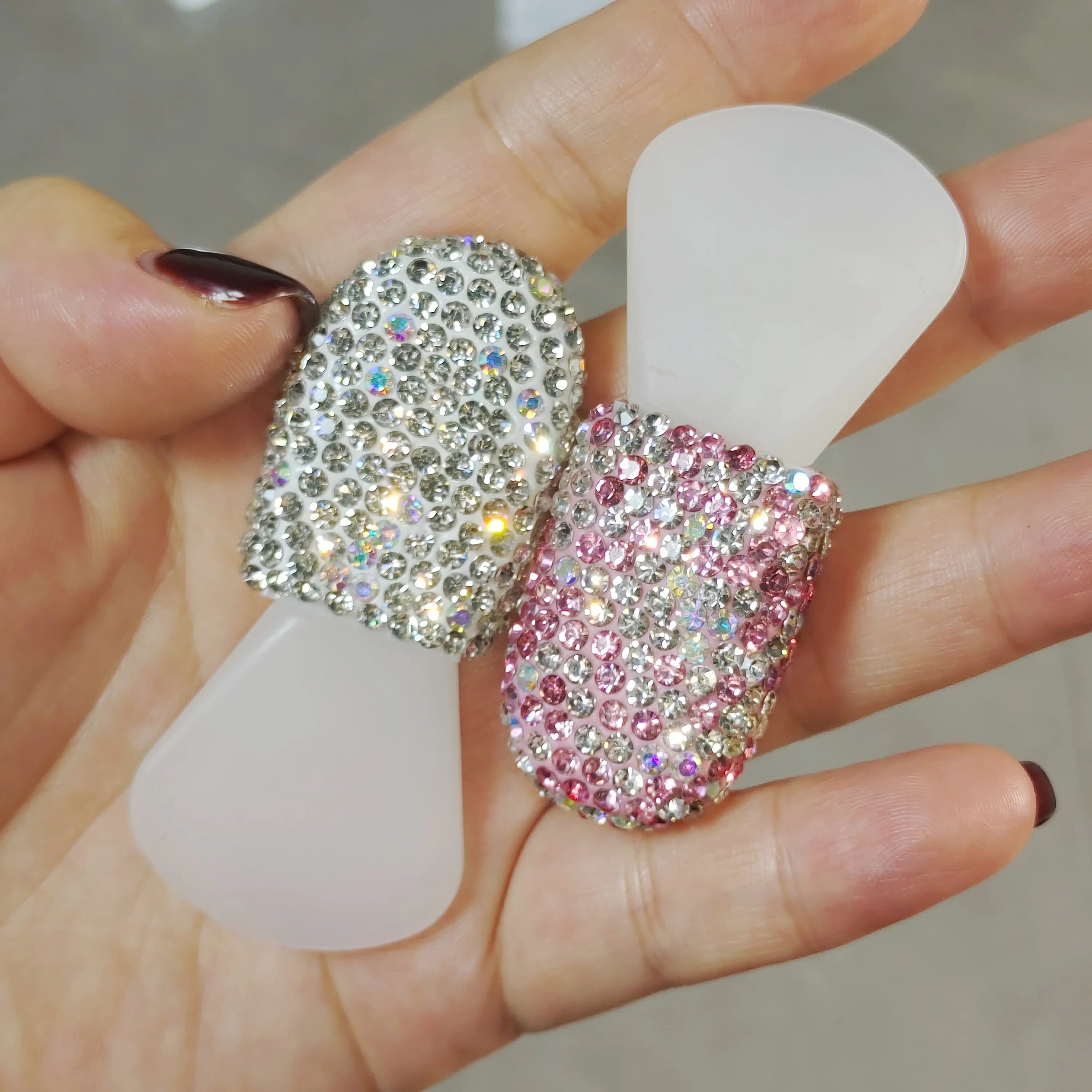 Mini spazzola in silicone di alto livello estetico Spazzola per la pulizia del viso con maschera in pellicola di fango tempestata di diamanti artificiali