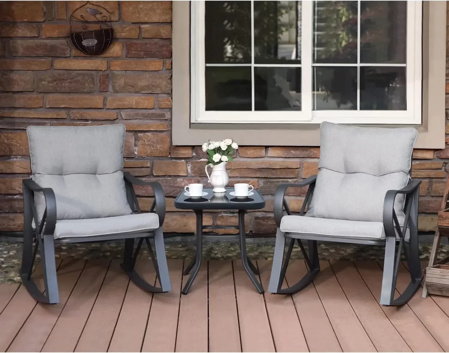 L1218 Set da bistrot da 3 pezzi Sedie a dondolo da patio Mobili da esterno con cuscini grigi caldi, tavolo con piano in vetro per giardino, piscina, cortile