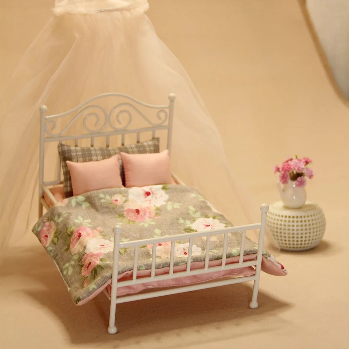 1:8-1:12 miniature furniture L-16cm iron bed with 3-piece bedding set and bed curtain suitable for mini house decoration
