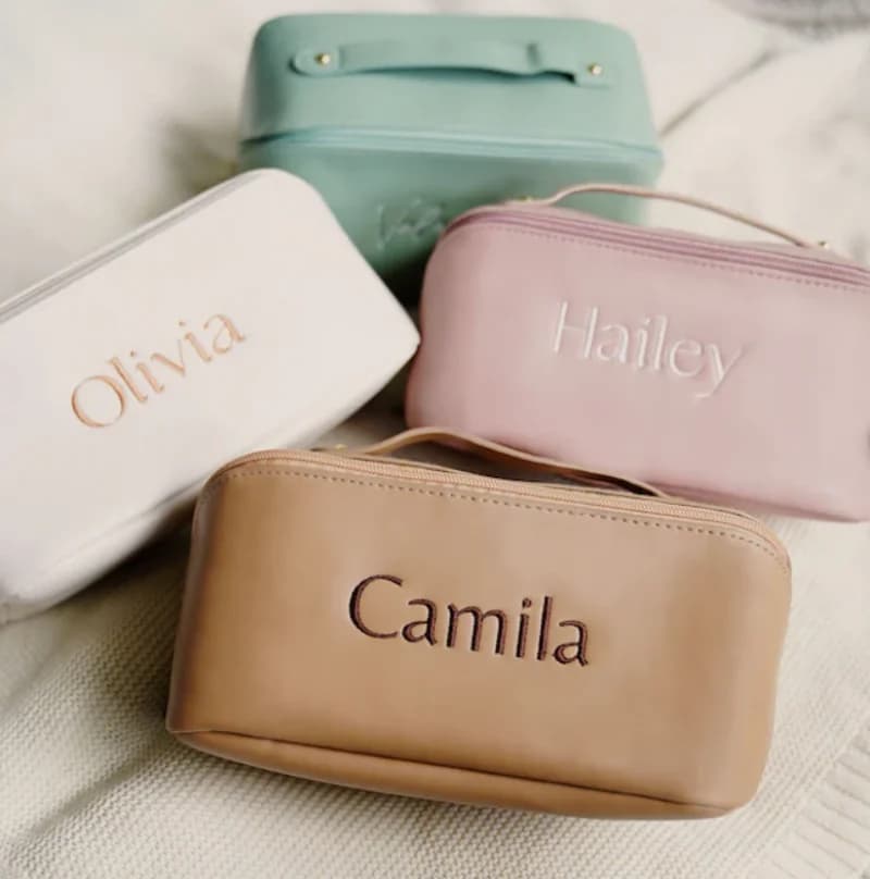 Borsa per il trucco personalizzata Borsa per cosmetici da viaggio ricamata personalizzata Regali di Natale per la sua damigella d'onore Regalo di compleanno per le donne