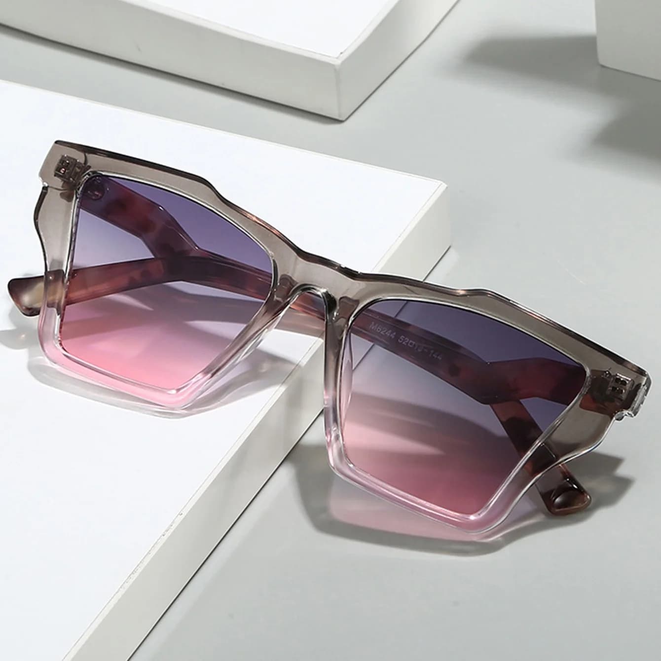 Fashionable, trendy, personalized, colorful eyewear with irregular designs. Versatile, casual, and versatile.