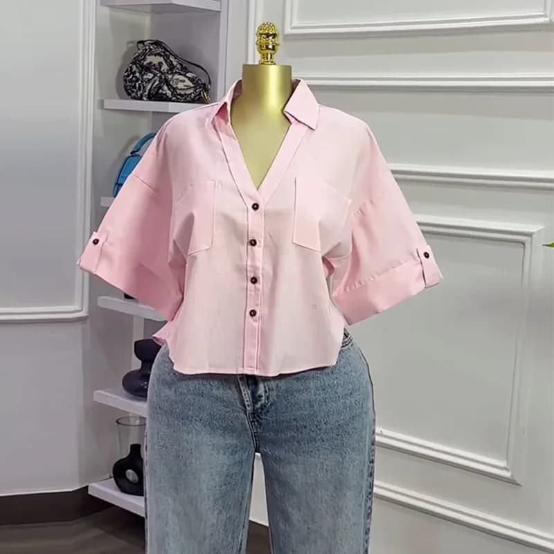 Camicia da donna a maniche corte tinta unita con scollo a V e bottoni, camicetta corta con tasche, top casual ampio per l'uso quotidiano e streetwear