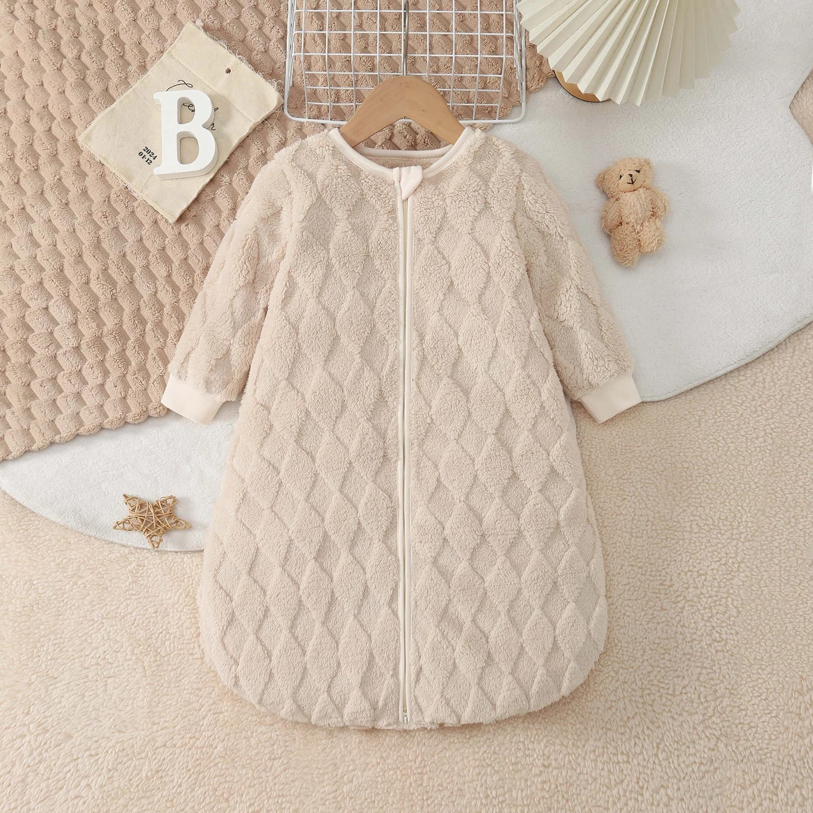Long sleeved sleeping bag with two-sided zipper in diamond jacquard plush for autumn and winter seasons, thin plush suitable for baby