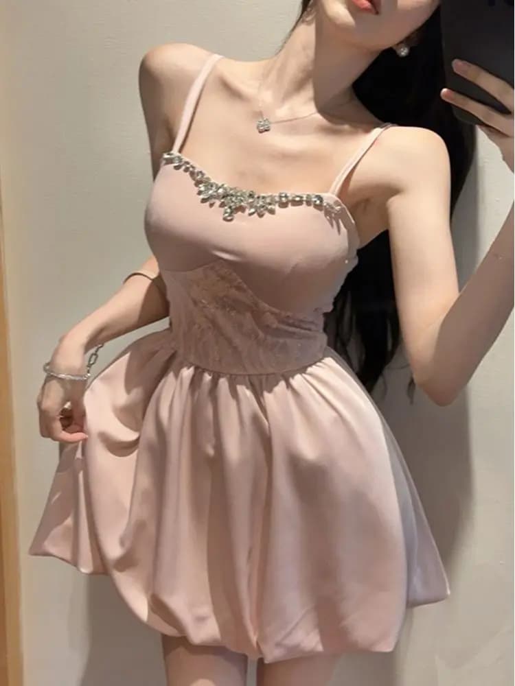 Nuovo Abito Elegante Stile Francese 2026 con Spalline Sottili da Donna, con Cristalli e Vita Stretta, Minigonna a Balze Effetto Principessa