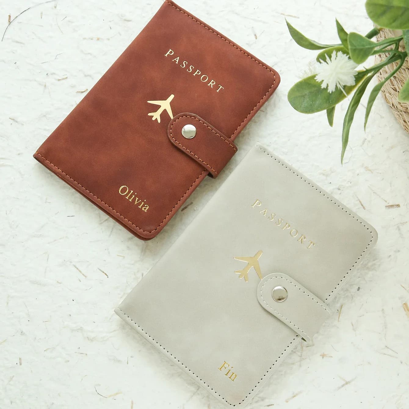 Set di 2 Porta Passaporto Personalizzati per Coppie con Confezione Regalo, Scatola da Viaggio in Camoscio Dorato, Set di Copertine per Passaporto con Finitura Opaca