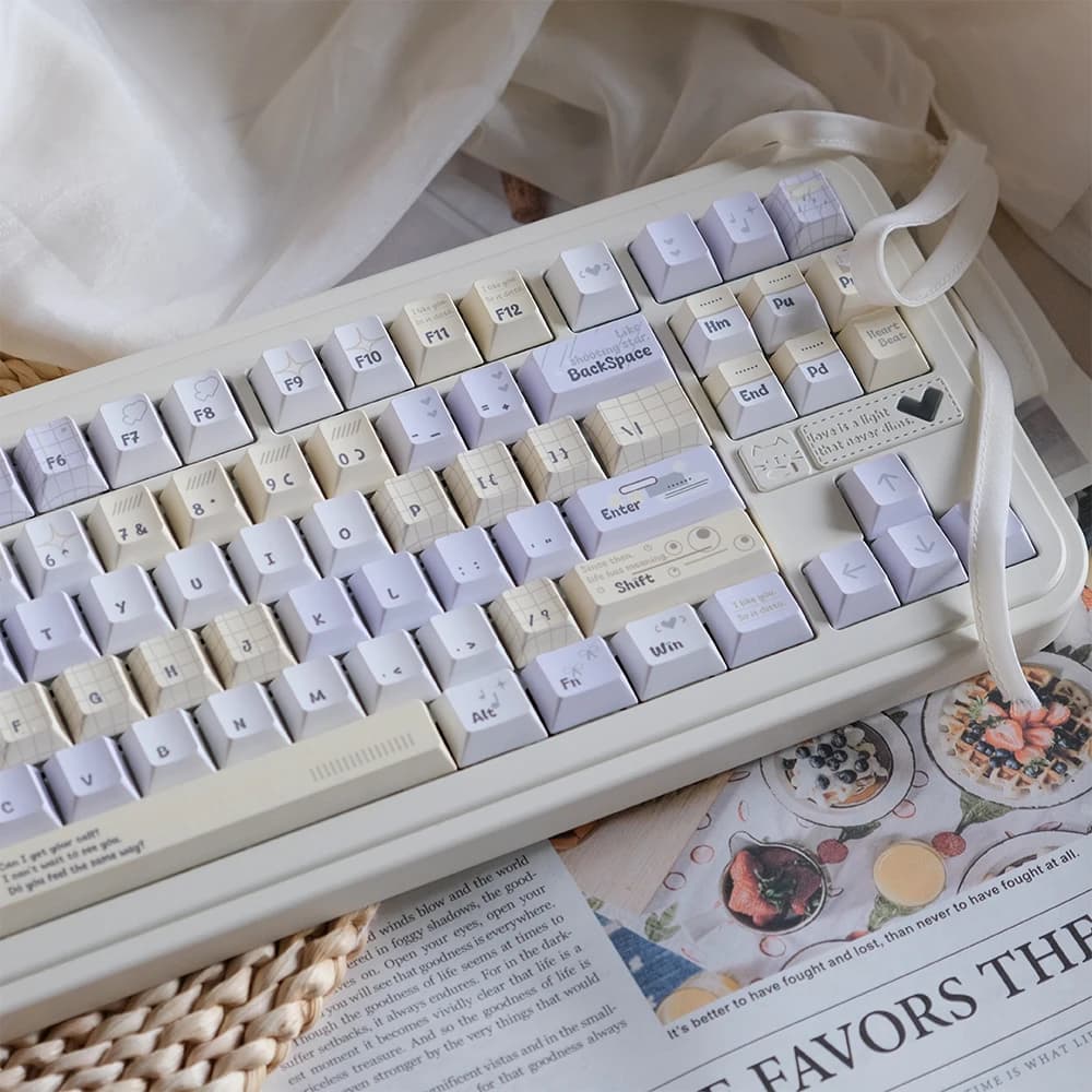 Set di copritasti a tema Secrets in Auricolari PBT Cherry Profile 132 tasti Copritasti originali personalizzati fatti a mano per tastiera meccanica regalo