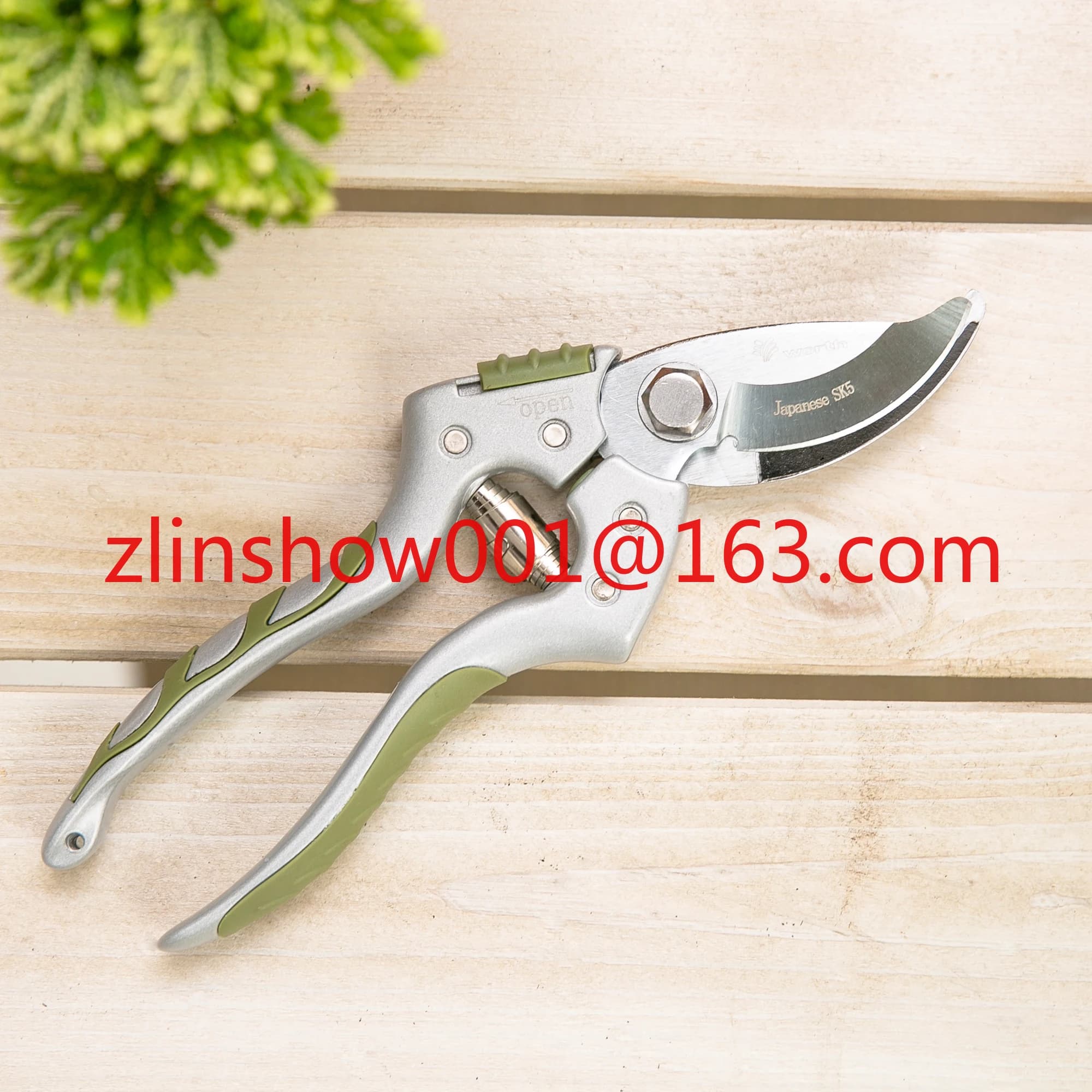 Bypass pruning scissors with 8 inch steel blade, die-cast aluminium handle, garden hand tools