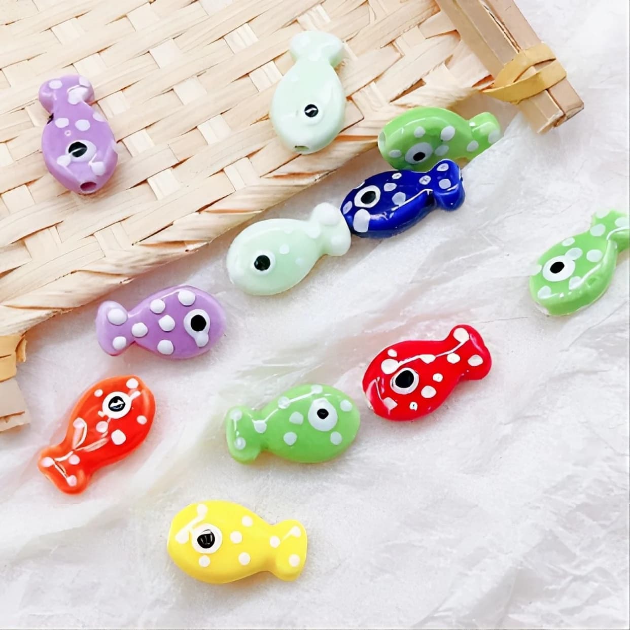 10 pezzi di perline a forma di pesce in ceramica dal design alla moda di perline distanziatrici, creazione fai da te artigianale di bracciali, collane, accessori