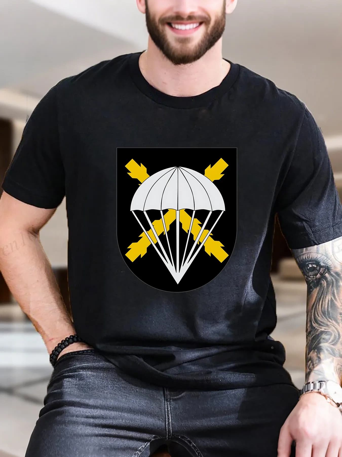 T-shirt con stampa grafica da uomo - Morbido cotone, design con freccia di paracadute, traspirante e confortevole, streetwear casual, maglietta nera alla moda