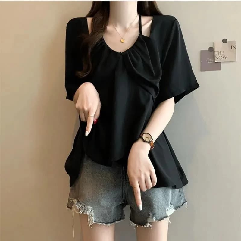 Camicetta da donna in raso con scollo a V, orlo asimmetrico con volant, maniche corte, arricciata, fluida, per l'estate
