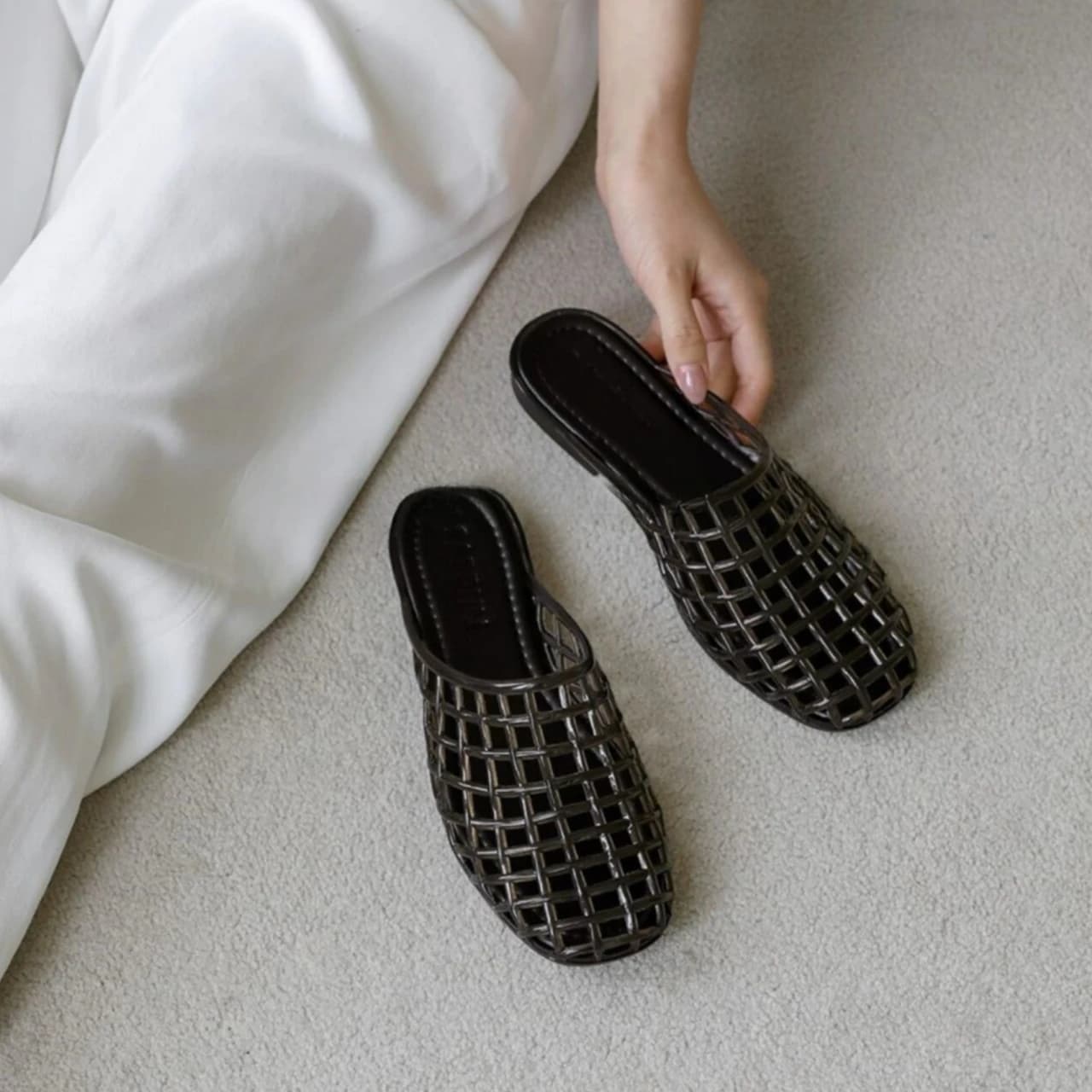 Fashion Korean Ins Outdoor Hollow Crystal Shoes Versatile Simple Slip on Slide Slippers Daily Commute Seaside Travel Slippers