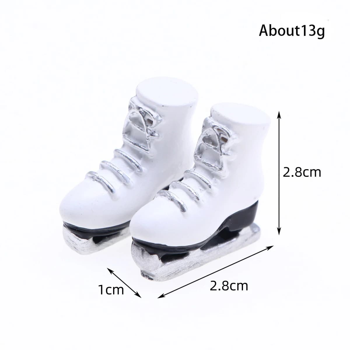 1 paio di casa delle bambole mini simulazione scarpe da pattinaggio in miniatura scena di sci attrezzature sportive coltello da ghiaccio scarpe puntelli accessori modello