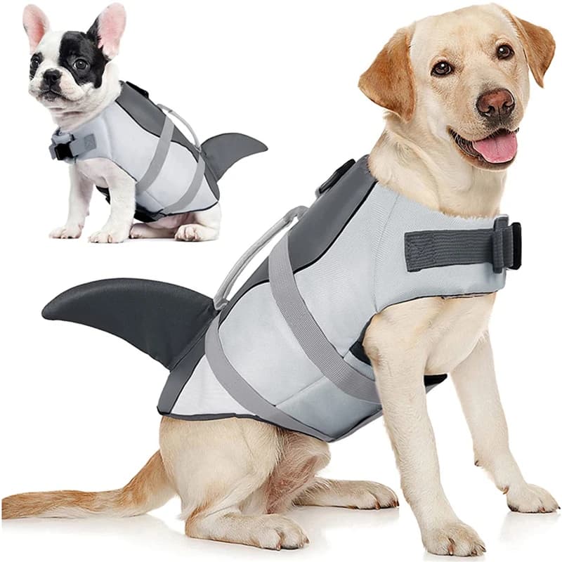 Giubbotto di salvataggio per cani Gilet di squalo Ripstop Forma Salvavita per cani con manico di salvataggio Costume da bagno di sicurezza per animali domestici per piscina Spiaggia in barca