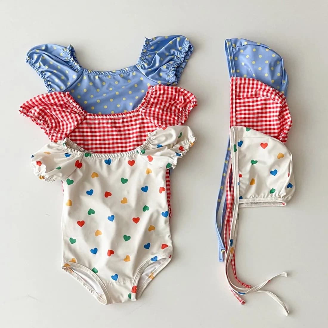 Costume da bagno per bambina a maniche lunghe con protezione solare 0-3 anni 2025 Estate Nuovo body per neonato Bambina con stampa a cuore Costume intero + cappello